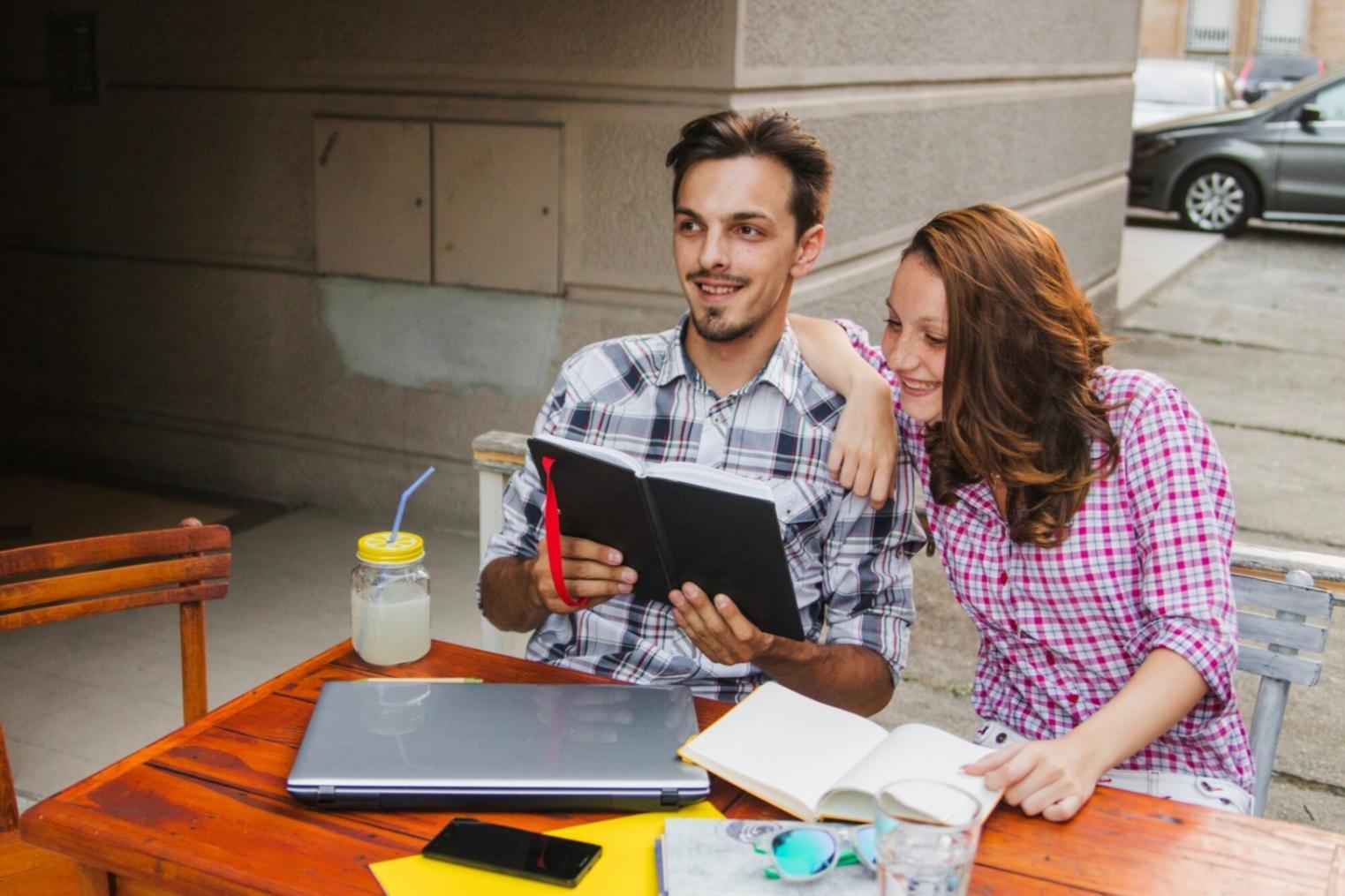 Espace de travail moderne avec outils financiers